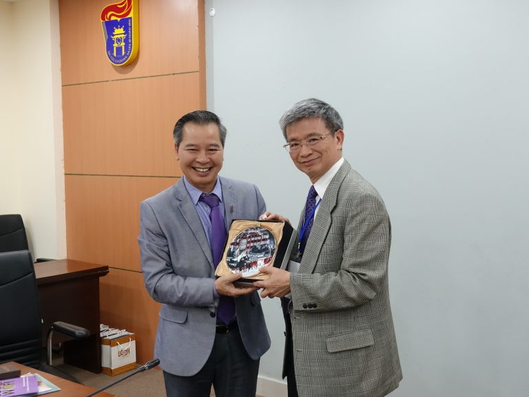 Delegates from the “New South Bound Policy” Project and TEA visited several leading universities located in the capital city of Vietnam, Hanoi, including, Vietnam National University, VNU University of Language and International Studies, Hanoi National University of Education, University of Economics and Business, University of Social Sciences and Humanities, and Foreign Trade University. All participants of the meeting engaged in a heated discussion on future cooperation.