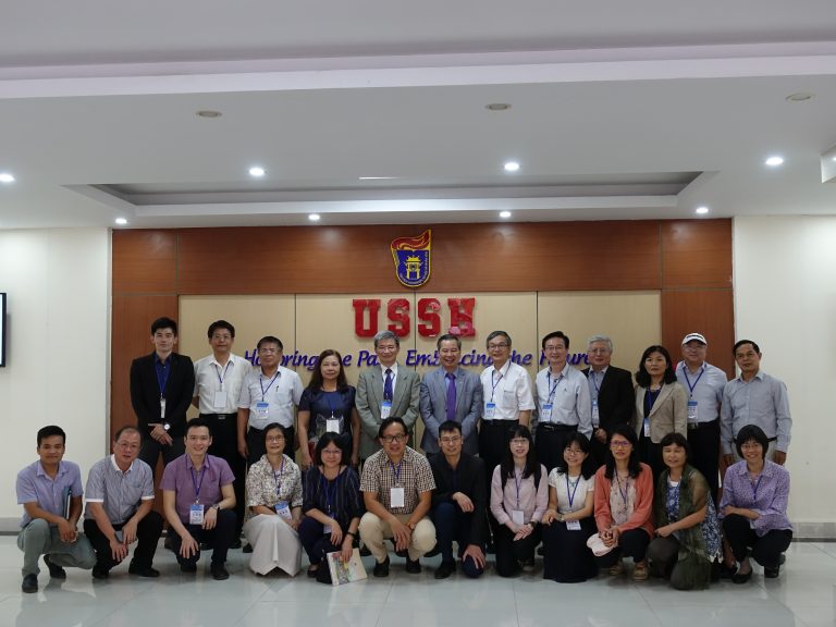 Delegates from the “New South Bound Policy” Project and TEA visited several leading universities located in the capital city of Vietnam, Hanoi, including, Vietnam National University, VNU University of Language and International Studies, Hanoi National University of Education, University of Economics and Business, University of Social Sciences and Humanities, and Foreign Trade University. All participants of the meeting engaged in a heated discussion on future cooperation.