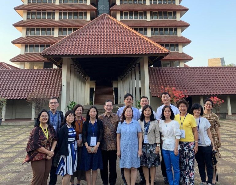 Delegates from the “New South Bound Policy” Project and TEA visited several leading universities located in Jakarta and Kota Bandung, Indonesia, including Universitas Indonesia, Universitas Pendidikan Indonesia, and Universitas Katolik Parahyangan. All participants of the meeting proposed and discussed several concrete cooperation possibilities based on the strength and advantage of each university.