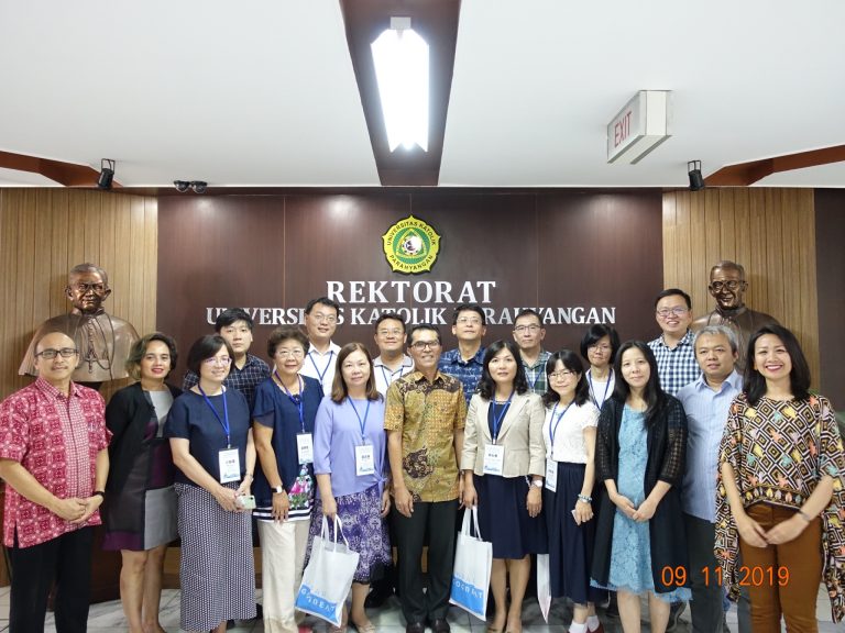 Delegates from the “New South Bound Policy” Project and TEA visited several leading universities located in Jakarta and Kota Bandung, Indonesia, including Universitas Indonesia, Universitas Pendidikan Indonesia, and Universitas Katolik Parahyangan. All participants of the meeting proposed and discussed several concrete cooperation possibilities based on the strength and advantage of each university.