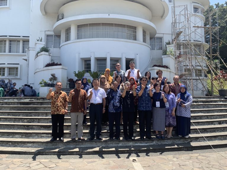 Delegates from the “New South Bound Policy” Project and TEA visited several leading universities located in Jakarta and Kota Bandung, Indonesia, including Universitas Indonesia, Universitas Pendidikan Indonesia, and Universitas Katolik Parahyangan. All participants of the meeting proposed and discussed several concrete cooperation possibilities based on the strength and advantage of each university.