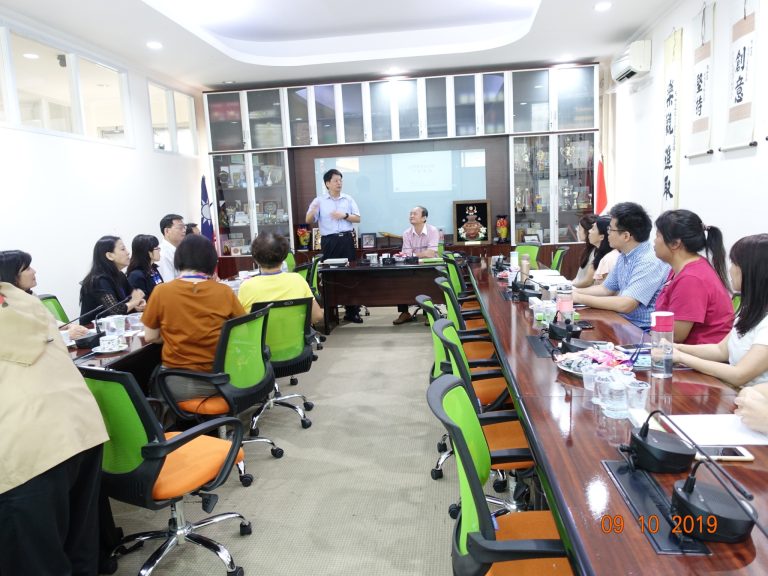 Delegates from the “New South Bound Policy” Project and TEA visited several leading universities located in Jakarta and Kota Bandung, Indonesia, including Universitas Indonesia, Universitas Pendidikan Indonesia, and Universitas Katolik Parahyangan. All participants of the meeting proposed and discussed several concrete cooperation possibilities based on the strength and advantage of each university.