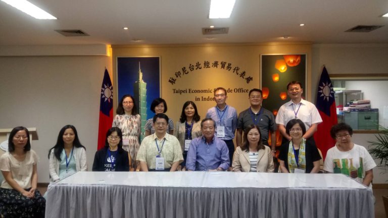 Delegates from the “New South Bound Policy” Project and TEA visited several leading universities located in Jakarta and Kota Bandung, Indonesia, including Universitas Indonesia, Universitas Pendidikan Indonesia, and Universitas Katolik Parahyangan. All participants of the meeting proposed and discussed several concrete cooperation possibilities based on the strength and advantage of each university.