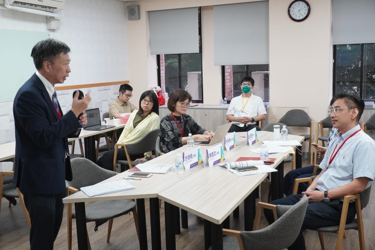 臺灣教育學術聯盟於2023年10月20日舉辦「臺灣教育學術聯盟論壇」,邀請聯盟夥伴師長參與此次活動,第一場次為「跨文化學習與志工培育」由慈濟大學何縕琪副校長擔任主持人,邀請暨南大學洪雯柔教授、臺師大胡翠君助理教授、慈大附中李玲惠校長、慈濟大學李姿穎講師等擔任與談人,分享華語志工培育與跨文化學習的表現;第二場次為「自主學習的理論與實務」由高師大教育學院同時也是本聯盟副主席方德隆院長擔任主持人,邀請高師大丘愛鈴教授、國教院洪詠善研究員、福和國中陳君武校長等擔任與談人,分享自主學習的理論與實務探究。
活動當天亦舉辦「臺灣教育學術聯盟工作坊」,邀請臺中教育大學許建中助理教授與文化大學羅逸平助理教授擔任本次工作坊講師,講授「探索高等教育中的性別形象、性別意識與性別平等」,工作坊透過繪圖與自我對話探討社會中的性別刻板印象,瞭解當代性別觀念與社會風氣的轉變。
TEA聯盟舉辦論壇與工作坊的多元活動增進聯盟成員間的互相交流與對話,並將現今當代教育趨勢與大眾分享,更進一步的達到教育的傳遞。