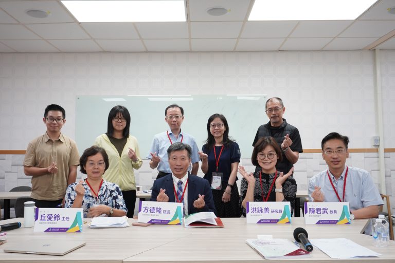 臺灣教育學術聯盟於2023年10月20日舉辦「臺灣教育學術聯盟論壇」,邀請聯盟夥伴師長參與此次活動,第一場次為「跨文化學習與志工培育」由慈濟大學何縕琪副校長擔任主持人,邀請暨南大學洪雯柔教授、臺師大胡翠君助理教授、慈大附中李玲惠校長、慈濟大學李姿穎講師等擔任與談人,分享華語志工培育與跨文化學習的表現;第二場次為「自主學習的理論與實務」由高師大教育學院同時也是本聯盟副主席方德隆院長擔任主持人,邀請高師大丘愛鈴教授、國教院洪詠善研究員、福和國中陳君武校長等擔任與談人,分享自主學習的理論與實務探究。
活動當天亦舉辦「臺灣教育學術聯盟工作坊」,邀請臺中教育大學許建中助理教授與文化大學羅逸平助理教授擔任本次工作坊講師,講授「探索高等教育中的性別形象、性別意識與性別平等」,工作坊透過繪圖與自我對話探討社會中的性別刻板印象,瞭解當代性別觀念與社會風氣的轉變。
TEA聯盟舉辦論壇與工作坊的多元活動增進聯盟成員間的互相交流與對話,並將現今當代教育趨勢與大眾分享,更進一步的達到教育的傳遞。