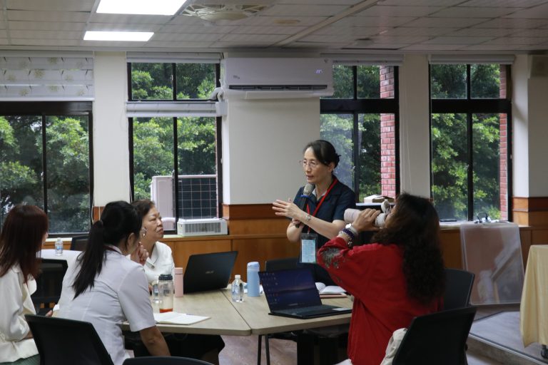 臺灣教育學術聯盟於2023年10月20日舉辦「臺灣教育學術聯盟論壇」,邀請聯盟夥伴師長參與此次活動,第一場次為「跨文化學習與志工培育」由慈濟大學何縕琪副校長擔任主持人,邀請暨南大學洪雯柔教授、臺師大胡翠君助理教授、慈大附中李玲惠校長、慈濟大學李姿穎講師等擔任與談人,分享華語志工培育與跨文化學習的表現;第二場次為「自主學習的理論與實務」由高師大教育學院同時也是本聯盟副主席方德隆院長擔任主持人,邀請高師大丘愛鈴教授、國教院洪詠善研究員、福和國中陳君武校長等擔任與談人,分享自主學習的理論與實務探究。
活動當天亦舉辦「臺灣教育學術聯盟工作坊」,邀請臺中教育大學許建中助理教授與文化大學羅逸平助理教授擔任本次工作坊講師,講授「探索高等教育中的性別形象、性別意識與性別平等」,工作坊透過繪圖與自我對話探討社會中的性別刻板印象,瞭解當代性別觀念與社會風氣的轉變。
TEA聯盟舉辦論壇與工作坊的多元活動增進聯盟成員間的互相交流與對話,並將現今當代教育趨勢與大眾分享,更進一步的達到教育的傳遞。