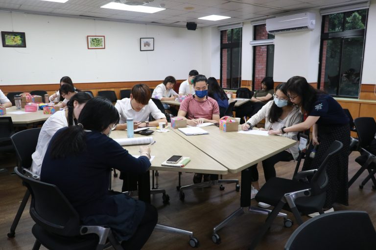 臺灣教育學術聯盟於2023年10月20日舉辦「臺灣教育學術聯盟論壇」,邀請聯盟夥伴師長參與此次活動,第一場次為「跨文化學習與志工培育」由慈濟大學何縕琪副校長擔任主持人,邀請暨南大學洪雯柔教授、臺師大胡翠君助理教授、慈大附中李玲惠校長、慈濟大學李姿穎講師等擔任與談人,分享華語志工培育與跨文化學習的表現;第二場次為「自主學習的理論與實務」由高師大教育學院同時也是本聯盟副主席方德隆院長擔任主持人,邀請高師大丘愛鈴教授、國教院洪詠善研究員、福和國中陳君武校長等擔任與談人,分享自主學習的理論與實務探究。
活動當天亦舉辦「臺灣教育學術聯盟工作坊」,邀請臺中教育大學許建中助理教授與文化大學羅逸平助理教授擔任本次工作坊講師,講授「探索高等教育中的性別形象、性別意識與性別平等」,工作坊透過繪圖與自我對話探討社會中的性別刻板印象,瞭解當代性別觀念與社會風氣的轉變。
TEA聯盟舉辦論壇與工作坊的多元活動增進聯盟成員間的互相交流與對話,並將現今當代教育趨勢與大眾分享,更進一步的達到教育的傳遞。