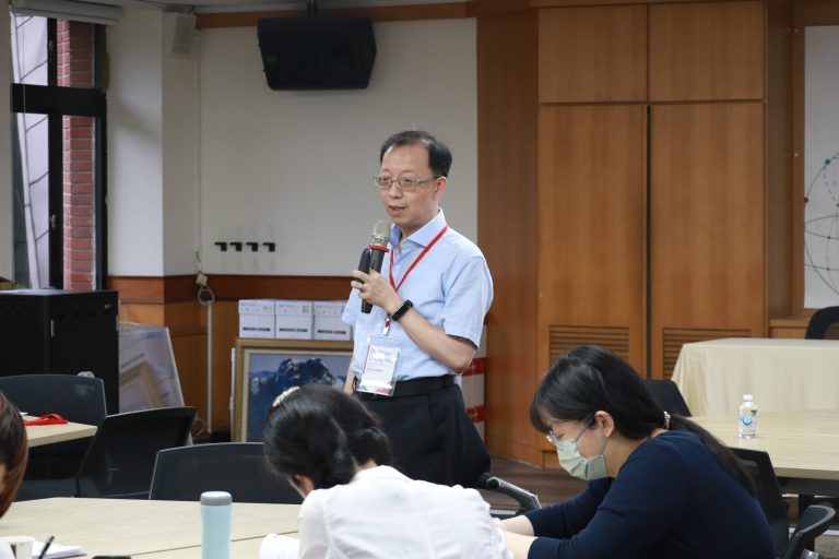 臺灣教育學術聯盟於2023年10月20日舉辦「臺灣教育學術聯盟論壇」,邀請聯盟夥伴師長參與此次活動,第一場次為「跨文化學習與志工培育」由慈濟大學何縕琪副校長擔任主持人,邀請暨南大學洪雯柔教授、臺師大胡翠君助理教授、慈大附中李玲惠校長、慈濟大學李姿穎講師等擔任與談人,分享華語志工培育與跨文化學習的表現;第二場次為「自主學習的理論與實務」由高師大教育學院同時也是本聯盟副主席方德隆院長擔任主持人,邀請高師大丘愛鈴教授、國教院洪詠善研究員、福和國中陳君武校長等擔任與談人,分享自主學習的理論與實務探究。
活動當天亦舉辦「臺灣教育學術聯盟工作坊」,邀請臺中教育大學許建中助理教授與文化大學羅逸平助理教授擔任本次工作坊講師,講授「探索高等教育中的性別形象、性別意識與性別平等」,工作坊透過繪圖與自我對話探討社會中的性別刻板印象,瞭解當代性別觀念與社會風氣的轉變。
TEA聯盟舉辦論壇與工作坊的多元活動增進聯盟成員間的互相交流與對話,並將現今當代教育趨勢與大眾分享,更進一步的達到教育的傳遞。
